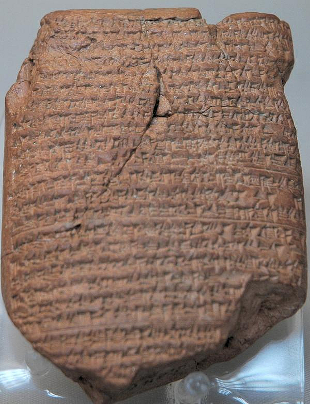 The Nebuchadnezzar Chronicle, ABC 5 / BM 21946, records the Babylonian capture of Jerusalem in 597 BCE – the first deportation, a decade before the sack that burned the Temple – and the installation of a king chosen by Babylon. Photo by Jona Lendering, Livius.org, CC0.